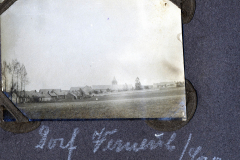 Foto der Westfront zeigt eine ländliche Gemeinde mit einer Kirche und Häusern