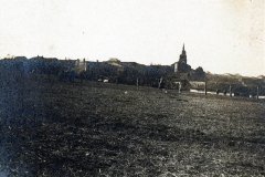 Westfront während des Ersten Weltkriegs mit Blick auf das Dorf und der Kirchenruine im Hintergrund
