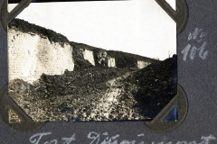 Festungsanlagen an der Westfront mit Ruinen und verwittertem Gelände
