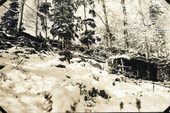 Westfront im Winter: Soldaten im Schnee zwischen Bäumen und Felsen
