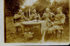 Soldaten der deutschen Armee genießen eine Pause am Abend an der Westfront während des Ersten Weltkriegs