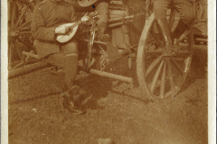 Soldaten der Deutschen Armee spielen Musikinstrumente an der Westfront während des Ersten Weltkriegs