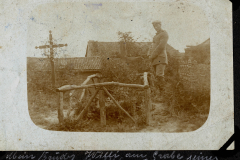Soldat am Grab seines Bruders an der Westfront während des Ersten Weltkriegs