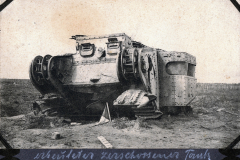 Verwitterter und zerstörter Tank an der Westfront während des Ersten Weltkriegs