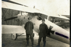 Piloten der deutschen Luftwaffe vor einem Flugzeug an der Westfront in den frühen 1910er Jahren