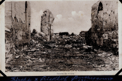 Zerstörtes Gelände an der Westfront während des Ersten Weltkriegs zeigt Ruinen und Trümmer eines Gotteshauses