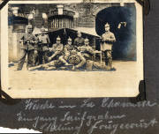 Soldaten des Heeres an der Westfront während des Ersten Weltkriegs in einer lagerähnlichen Umgebung
