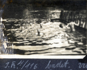 Soldaten beim Schwimmen an der Westfront in einem Wasserlauf