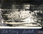 Soldaten beim Schwimmen an der Westfront in einem Wasserlauf