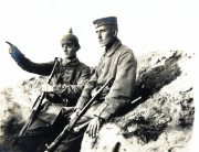 Zwei Soldaten an der Westfront während des Ersten Weltkriegs in kritischem Moment