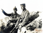 Zwei Soldaten an der Westfront während des Ersten Weltkriegs in kritischem Moment