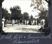 Soldaten der Wehrmacht versammeln sich in einem Lager an der Westfront während des Ersten Weltkriegs