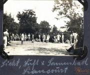 Soldaten der Wehrmacht versammeln sich in einem Lager an der Westfront während des Ersten Weltkriegs