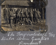 Soldaten der 61. Infanteriedivision an der Westfront im Ersten Weltkrieg in uniformierter Aufstellung