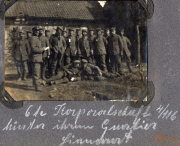 Soldaten der 61. Infanteriedivision an der Westfront im Ersten Weltkrieg in uniformierter Aufstellung