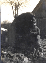 Soldat an der Westfront in zerstörter Umgebung während des Ersten Weltkriegs