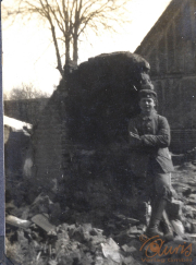 Soldat an der Westfront in zerstörter Umgebung während des Ersten Weltkriegs