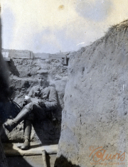 Soldat sitzt entspannt in einem Schützengraben an der Westfront während des Ersten Weltkriegs