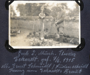 Soldat pflegt das Grab eines Kameraden an der Westfront im Jahr 1915