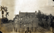 Soldaten des Heeres an der Westfront während des Ersten Weltkriegs in der Nähe eines Wohngebäudes