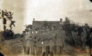 Soldaten des Heeres an der Westfront während des Ersten Weltkriegs in der Nähe eines Wohngebäudes