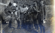 Soldaten des Heeres an der Westfront während einer medizinischen Behandlung im Ersten Weltkrieg