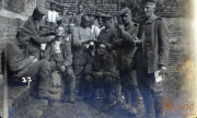 Soldaten des Heeres an der Westfront während einer medizinischen Behandlung im Ersten Weltkrieg