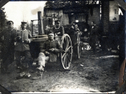 Soldaten vor einem beschädigten Gebäude an der Westfront während des Ersten Weltkriegs