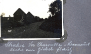 Verlatenes Gelände an der Westfront mit Häusern, strahlendem Himmel und perspektivischer Straßenansicht