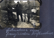 Soldaten am Westfront während des Ersten Weltkriegs mit Gewehren und Zivilperson
