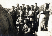 Soldaten an der Westfront während des Ersten Weltkriegs in einer Schützengrabenstellung