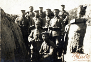Soldaten an der Westfront während des Ersten Weltkriegs in einer Schützengrabenstellung