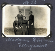 Frauen am Westfront während des Ersten Weltkriegs in traditioneller Kleidung