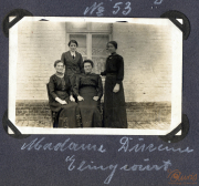 Frauen am Westfront während des Ersten Weltkriegs in traditioneller Kleidung
