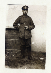 Soldat des Heeres an der Westfront in der Einheit uniformiert und bereit für den Einsatz