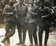 Soldaten an der Westfront während des Ersten Weltkriegs in der Freizeit