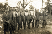 Soldaten des Heeres an der Westfront während des Ersten Weltkriegs mit Ausrüstung und Proviant