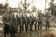 Soldaten des Heeres an der Westfront während des Ersten Weltkriegs mit Ausrüstung und Proviant