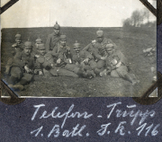 Soldaten der Telefontruppe an der Westfront mit Ausblick auf die Umgebung