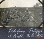 Soldaten der Telefontruppe an der Westfront mit Ausblick auf die Umgebung