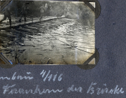 Soldaten überqueren einen provisorischen Steg an der Westfront während des Ersten Weltkriegs