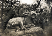 Soldaten posieren mit Löwenstatue an der Westfront während des Ersten Weltkriegs