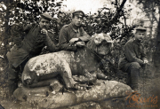 Soldaten posieren mit Löwenstatue an der Westfront während des Ersten Weltkriegs