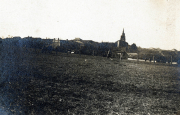 Westfront während des Ersten Weltkriegs mit Blick auf das Dorf und der Kirchenruine im Hintergrund