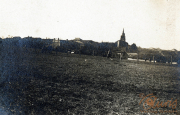 Westfront während des Ersten Weltkriegs mit Blick auf das Dorf und der Kirchenruine im Hintergrund