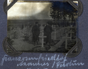 Besucher an einem Soldatenfriedhof an der Westfront während des Ersten Weltkriegs