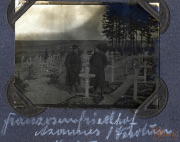 Besucher an einem Soldatenfriedhof an der Westfront während des Ersten Weltkriegs
