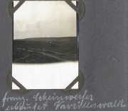 Aufnahme an der Westfront zeigt das Heer in einer weiten, kargen Landschaft mit Fahrzeugen