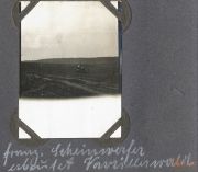 Aufnahme an der Westfront zeigt das Heer in einer weiten, kargen Landschaft mit Fahrzeugen