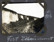Festungsanlagen an der Westfront mit Ruinen und verwittertem Gelände